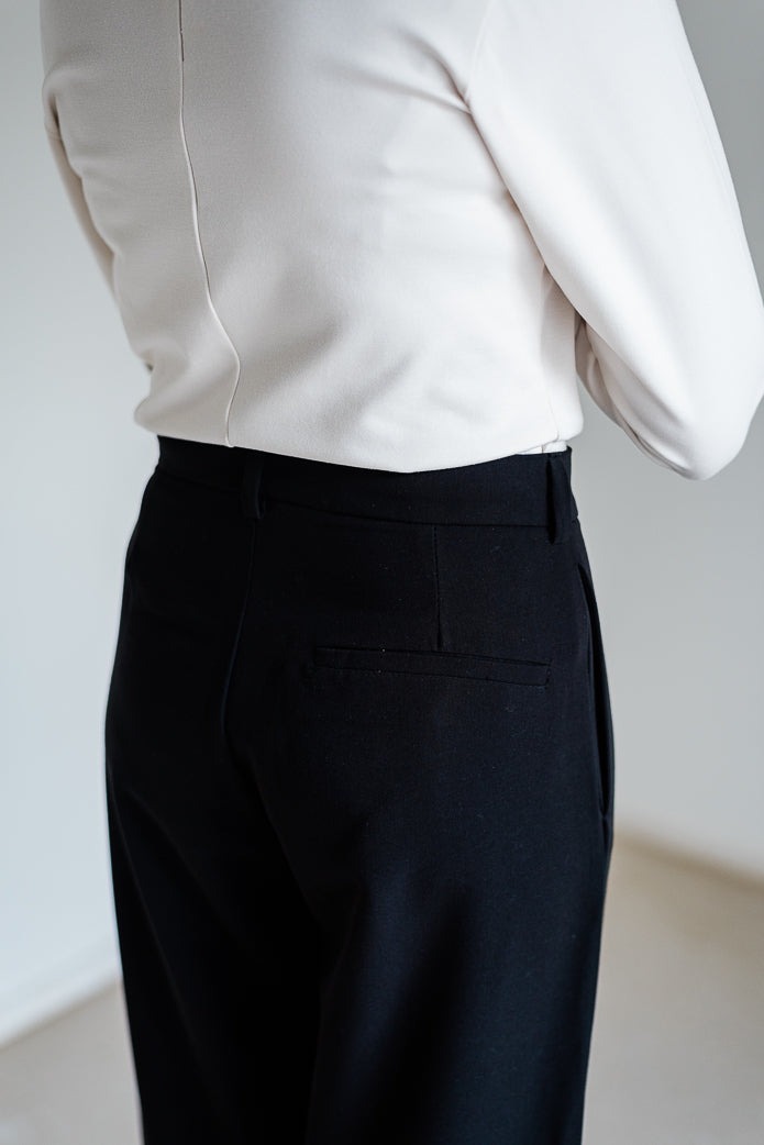 The Pleated Straight-Leg Trouser - Image 6