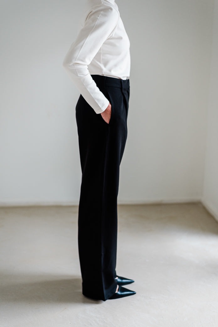 The Pleated Straight-Leg Trouser - Image 4