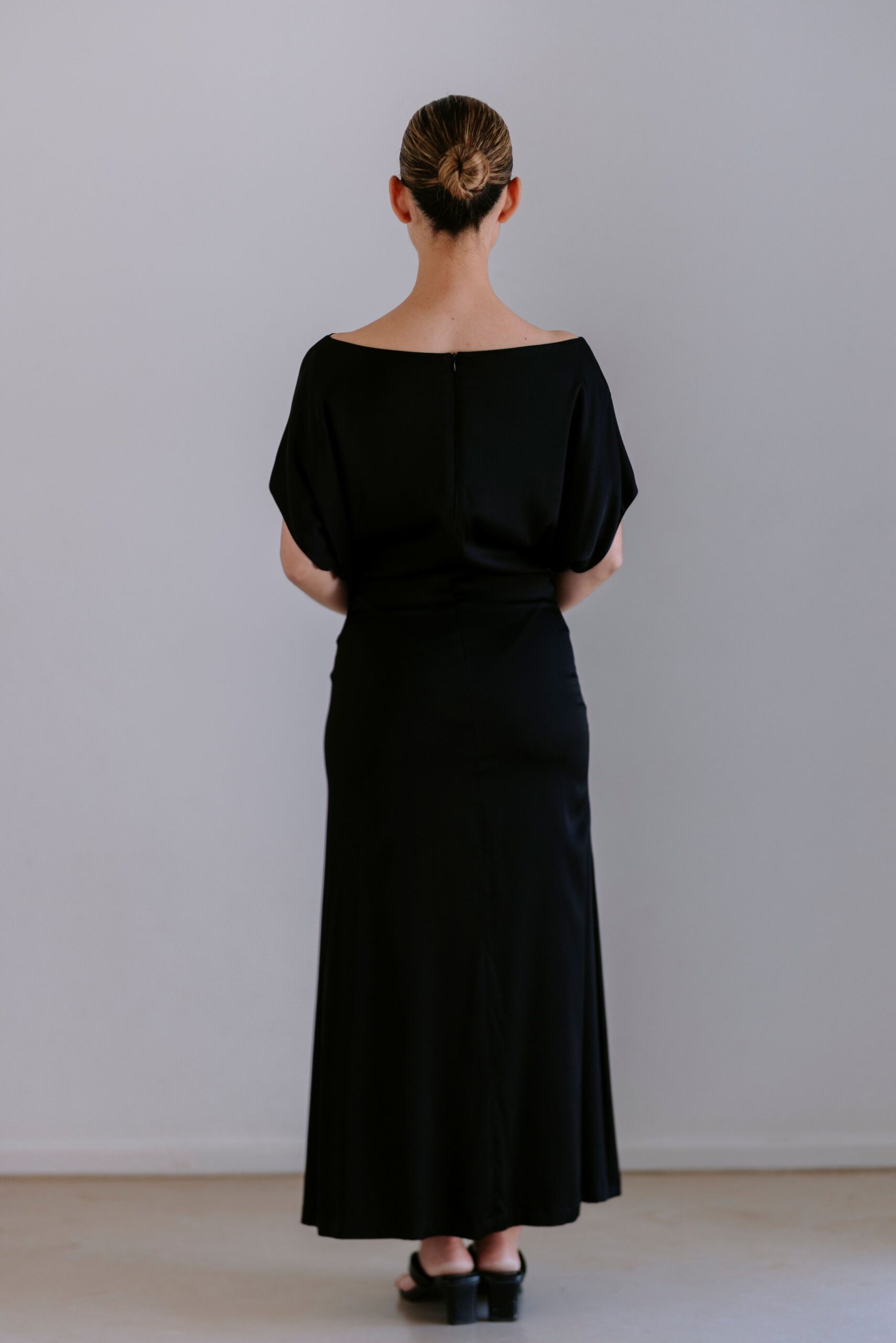 Slouch Waist Dress in Viscose - Black - Image 3